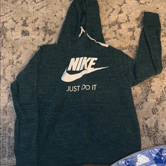 Nike Tops - Nike pullover
